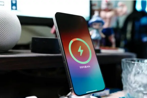 樟木头镇苹果15换屏服务分享用什么充电器给iPhone15充电更好 